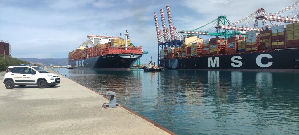 Nuovo record per Gioia Tauro: sorpasso di due super portacontainer lungo il suo canale portuale